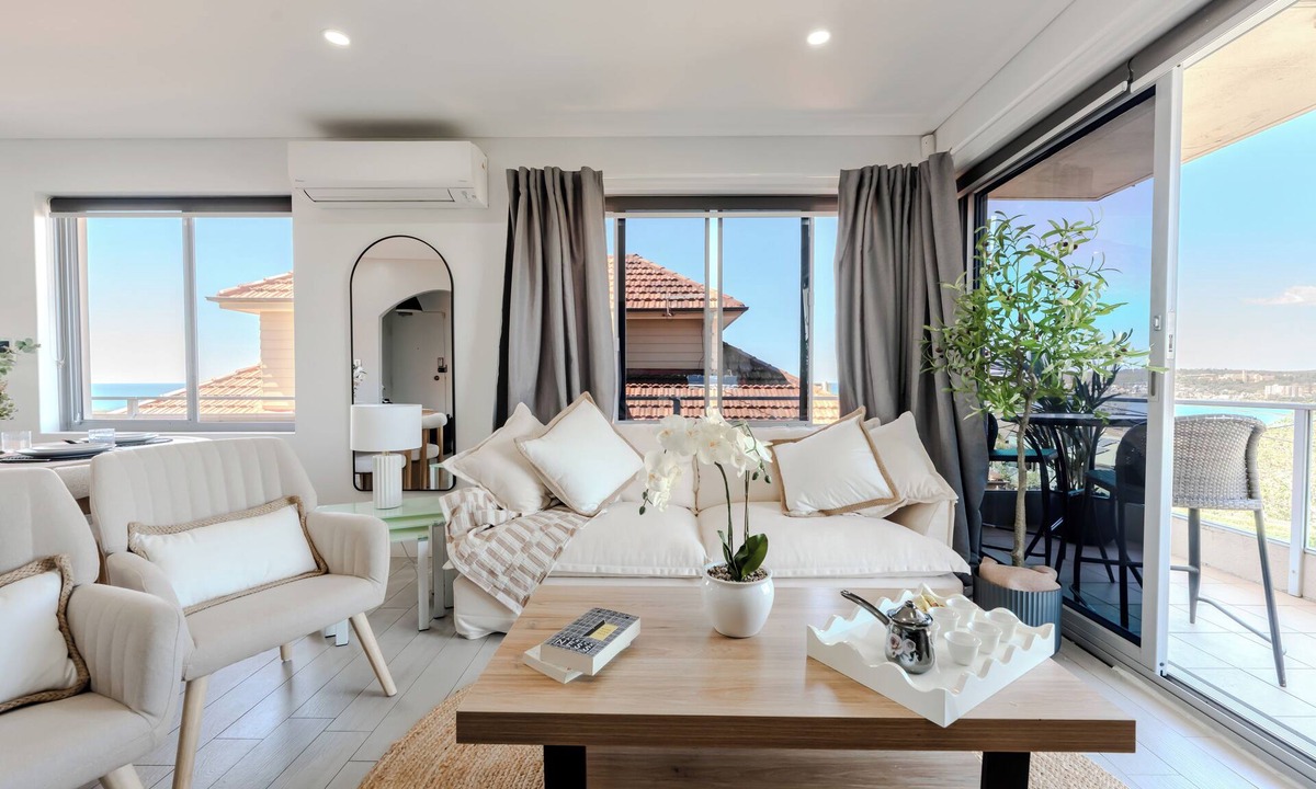 Manly Apartment | 2 Bedroom Ocean Views & Walk to Freshwater & Manly
