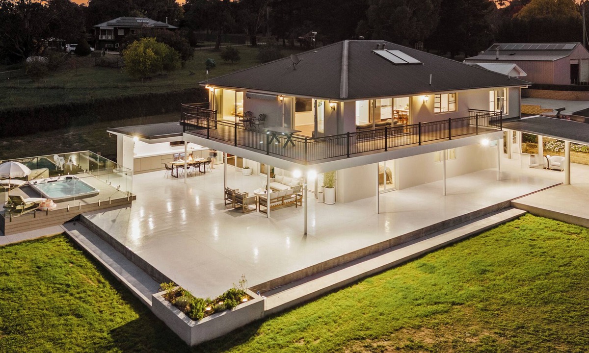 Robin Hill House | 2 Private Homes | Sleeps 26 | Pool, Spa | Mt Panorama | Farm Animals