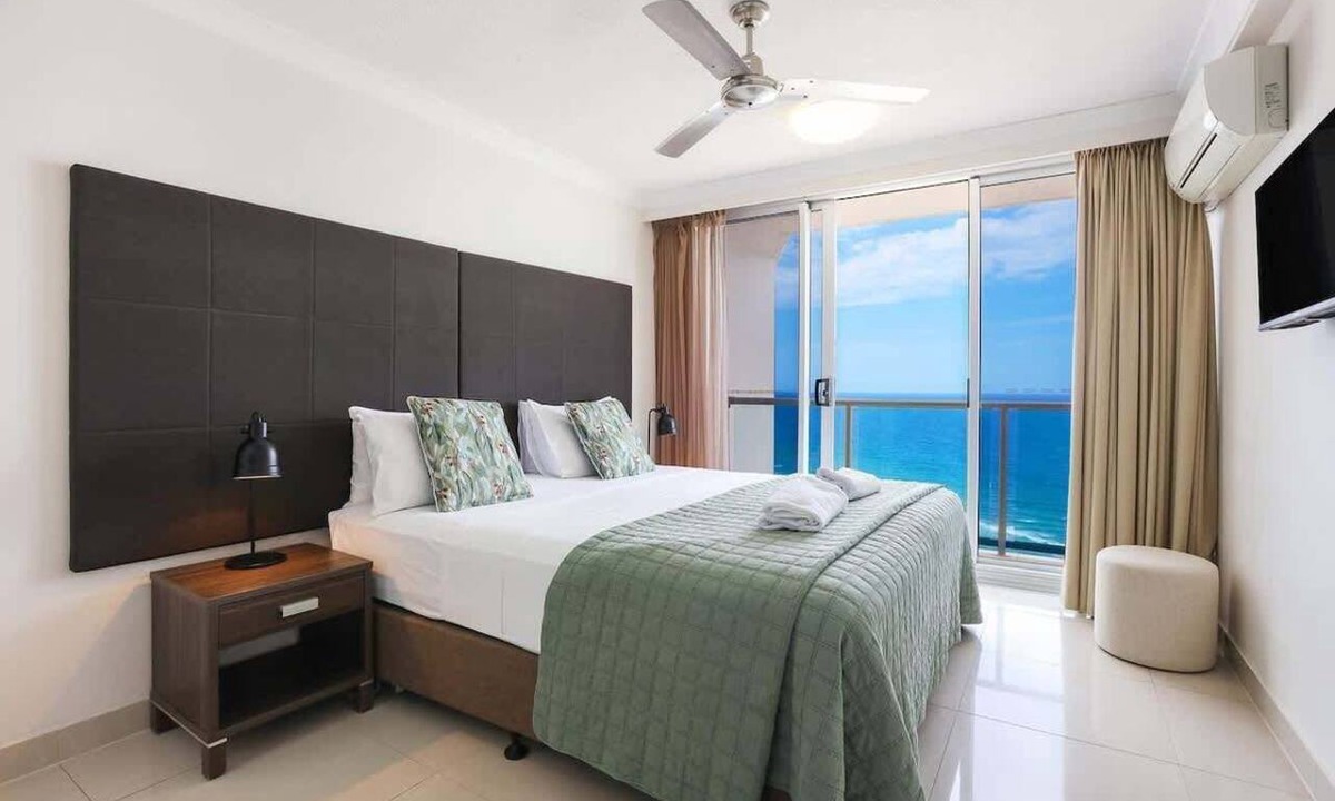 Surfers Paradise Apartment | 32B Peninsula Ocean Views Near Cavill Mall