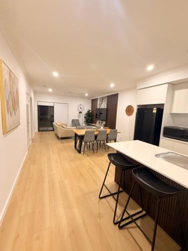 Gillieston Heights House | 4BR Family Escape - Exotic Lake view and Kangaroos