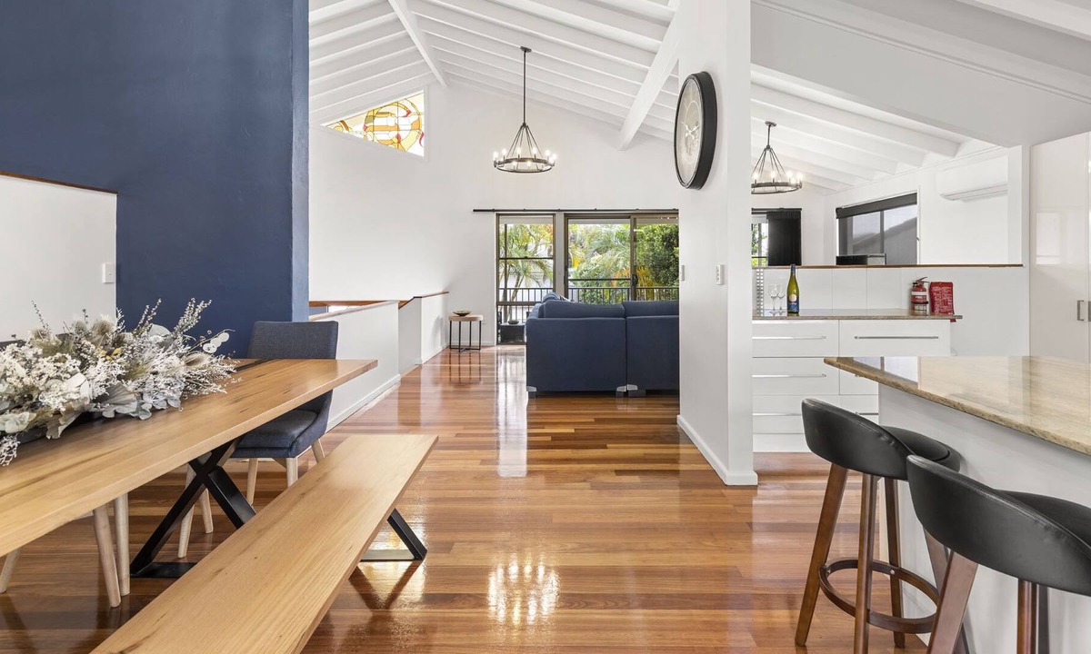 Korora House | 5 Bedroom deluxe family home at Korora - 300m to beach