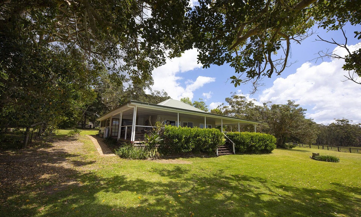 Coomba Bay House | 5 bedroom Lake front farm Homestead. Close to Beaches. Sleeps 12 people.