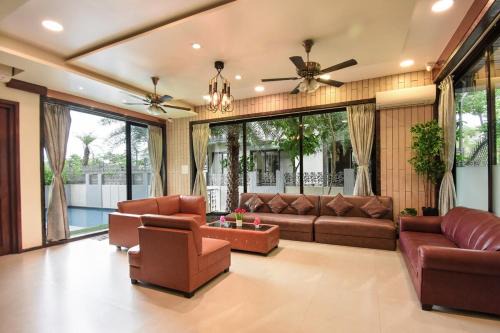 Parshwapuram Villa | 7BHK Pool House by VLove Homes