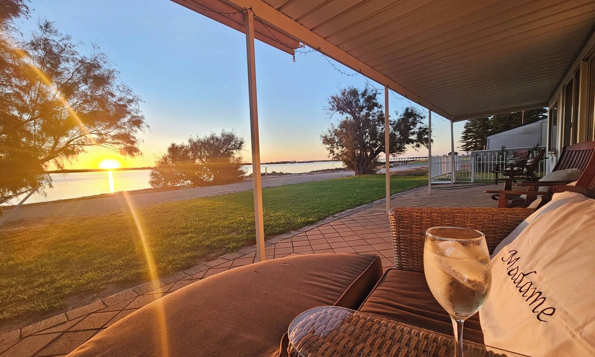 Port Broughton House | Absolute Beachfront Escape. Sleeps 11. Ocean views + Outdoor Bath. Pet Friendly