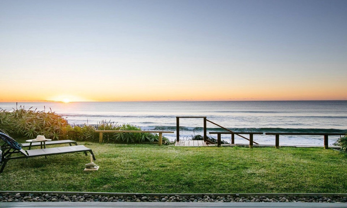 Wamberal House | Absolute beachfront on surf beach