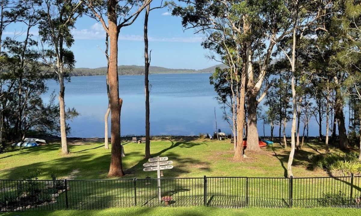 Smiths Lake House | Absolute Lakefront Retreat | Sleeps 10 | Pet Friendly | Kayaks & SUPs