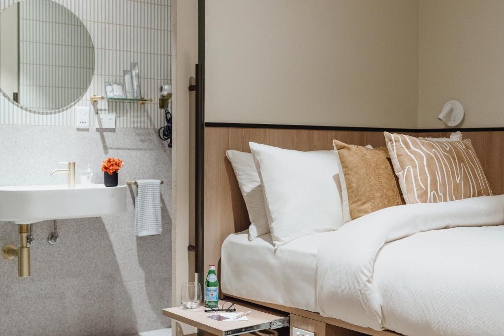 Mascot Hotel | Aerotel Sydney - Inside International Terminal Airport