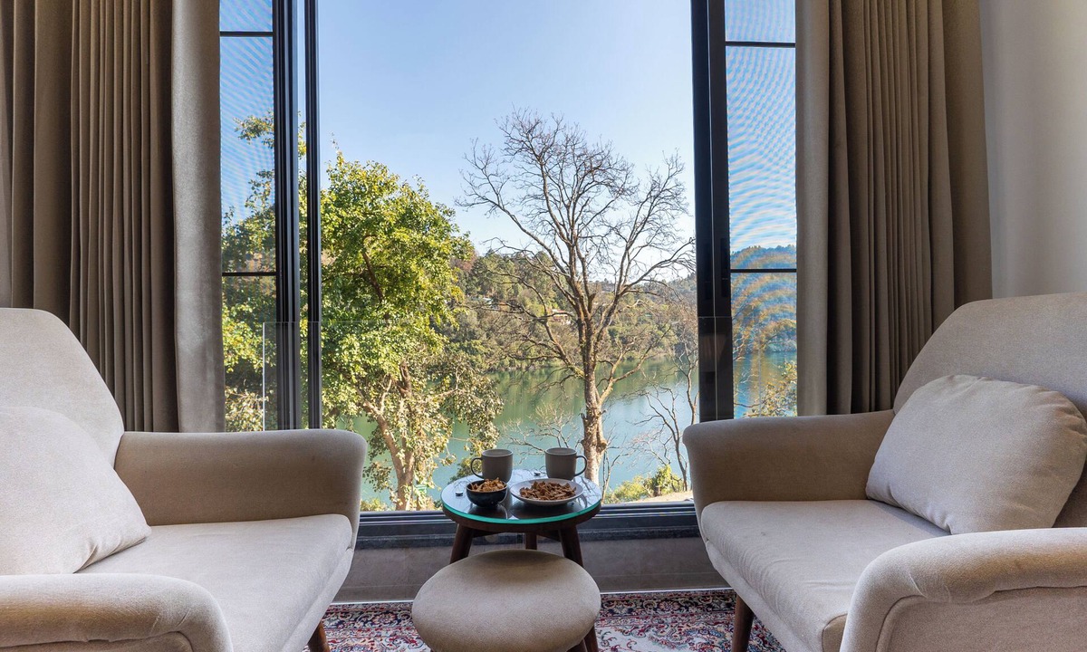Naukuchiyatal Hotel | ALAYA STAYS Lakefront Suite Naukuchiatal