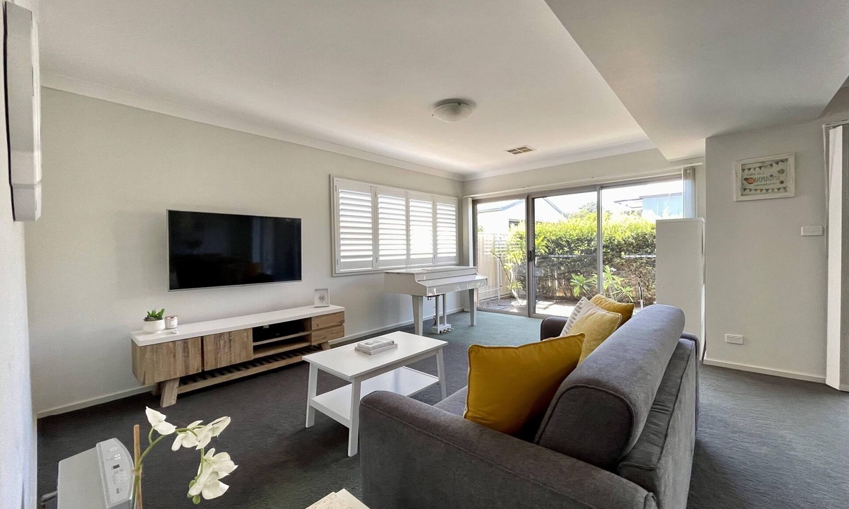 Wallsend House | Alkira - Bright & Sunny townhouse. 5 mins from M1 & 20 mins from Newcastle CBD