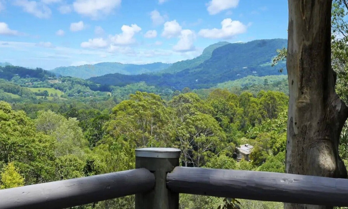 Currumbin Waters House | An idyllic retreat for lovers of fresh country air and spectacular views!
