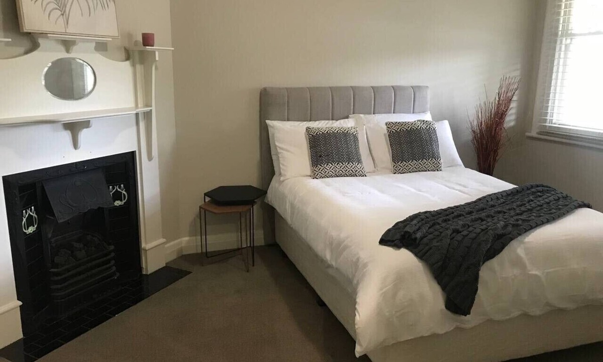 Wagga Wagga House | "Ava" on fox St. Entire central residence in peaceful st with yard & 5G WIFI