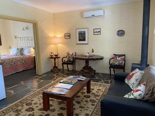 Upper Wakefield Bed & Breakfast | Battunga Cottages