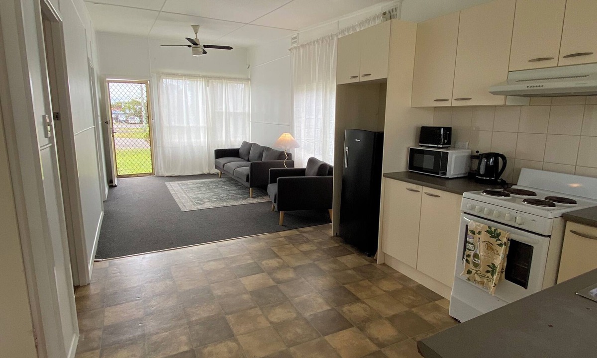 Long Jetty House | Beach shack, walk from beach and Entrance baths.
