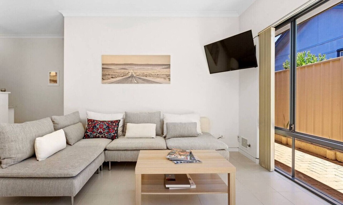 Innaloo Villa | Beachside Gem in Doubleview! Free Wi-Fi! Parking!