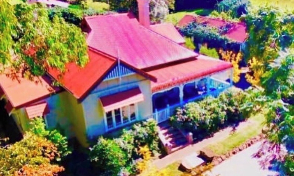 Kiama House | Beautiful renovated pet friendly farmhouse in the rolling green hills of Kiama