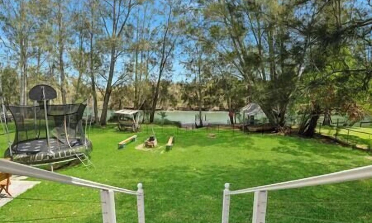 Blue Haven House | Blue Haven Gypsy Paradise - Cottage plus caravans