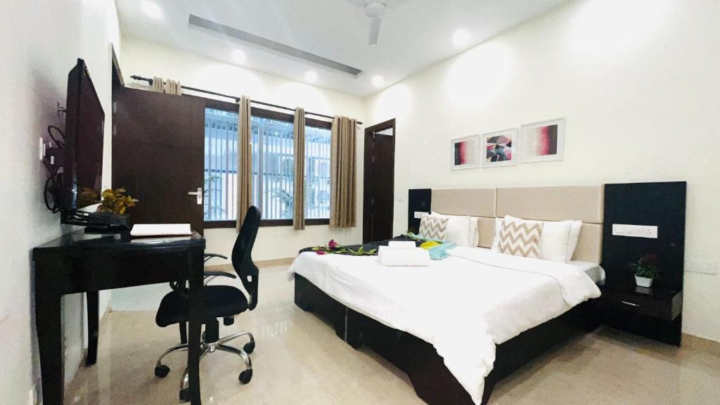DLF City Apartment | BluO 1BHK - DLF CyberCity, Balcony, Lift, Parking