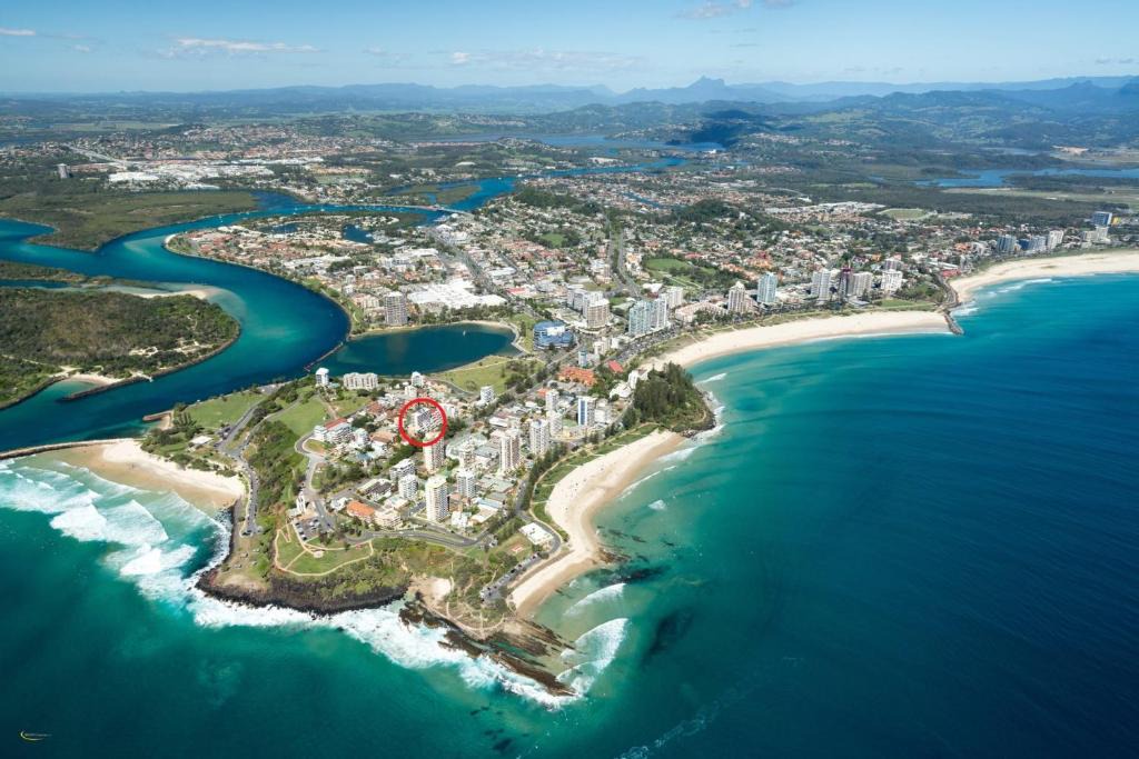 Tweed Heads House | Border Terrace unit 8 - Large apartment walk to beaches and clubs