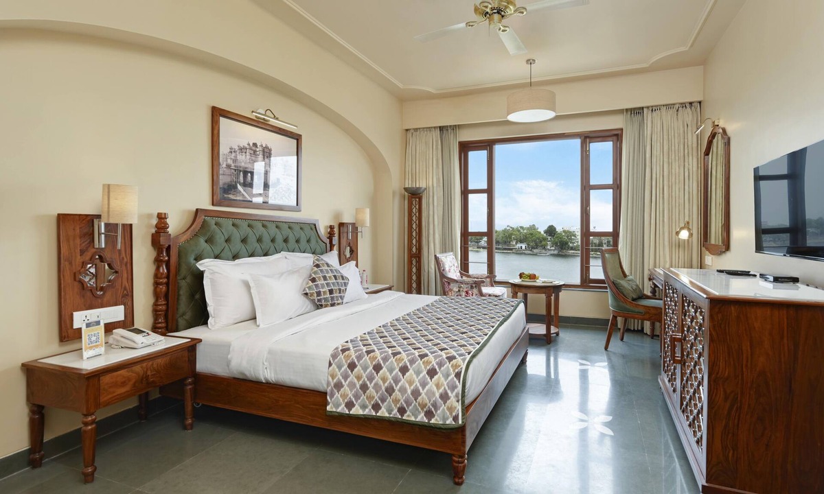 Lake Swaroop Sagar Hotel | Brahma Niwas - Luxury Lake View Hotel with Infinity Pool, Udaipur