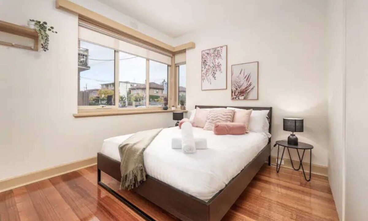 Balaclava Apartment | Bright & Comfy 2 Bedroom St Kilda East Apartment