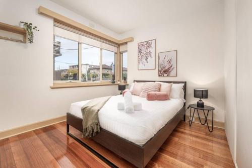 Balaclava Apartment | Bright & Comfy 2 Bedroom St Kilda East Apartment