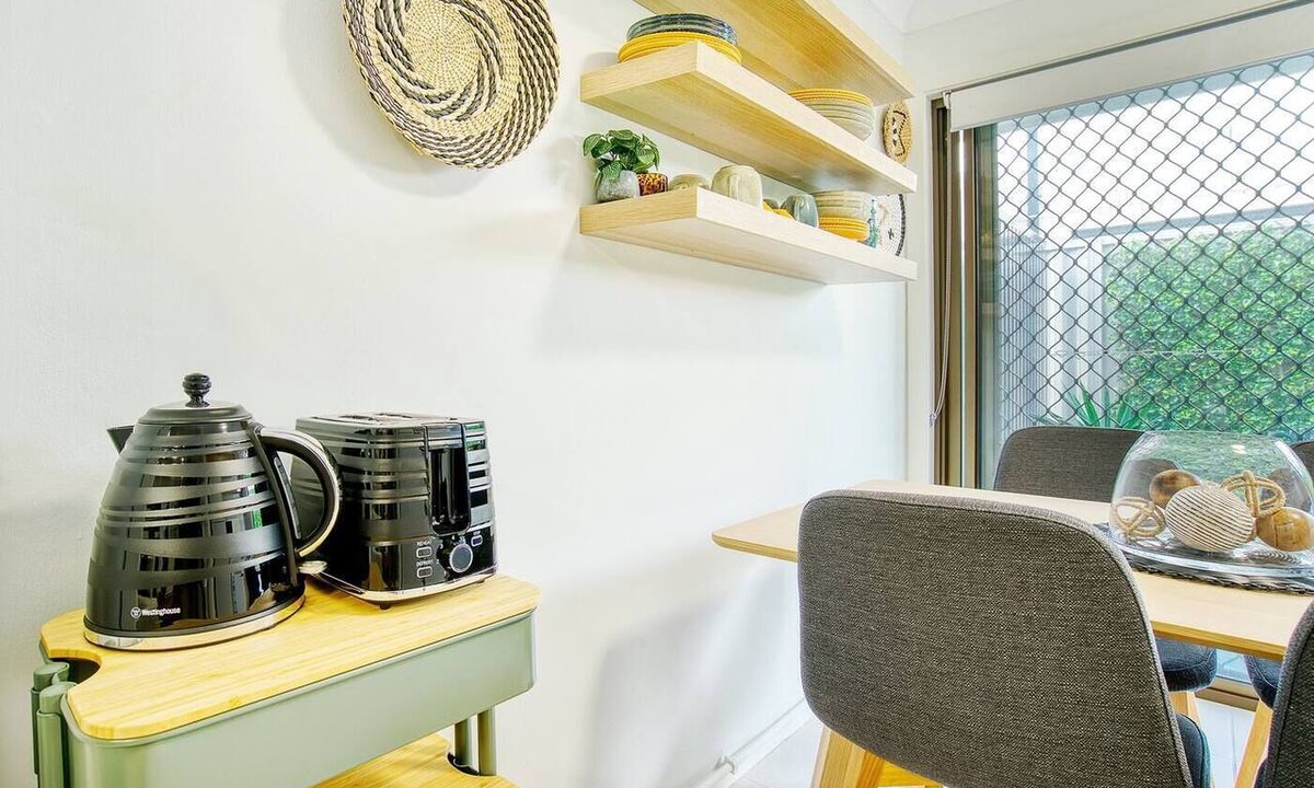 Surfers Paradise Apartment | Buzzing Surfers Vibrant Indoor outdoor Lifestyle