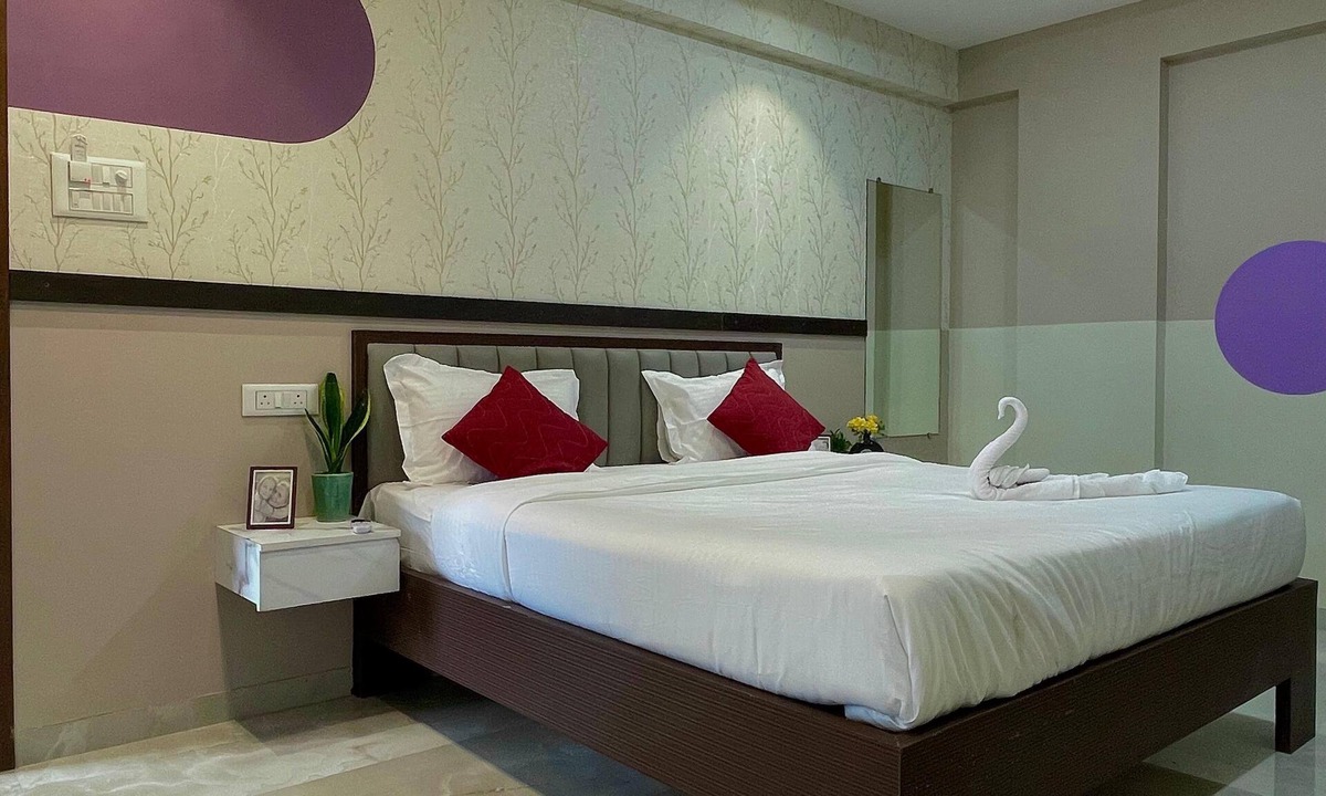 Wagholi Hotel | C SUITES 1248 Breda