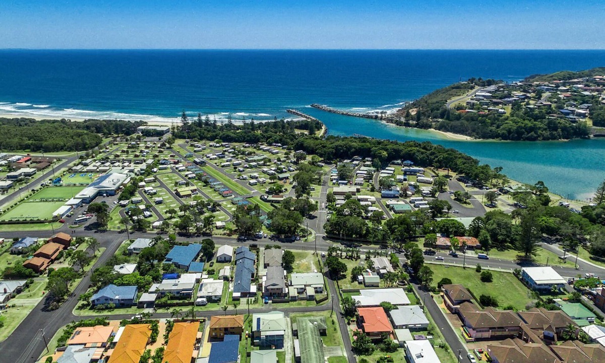South Evans Head Apartment | Central 2BR unit with garage, walk to beach, river, shops & cafes in Evans Head.