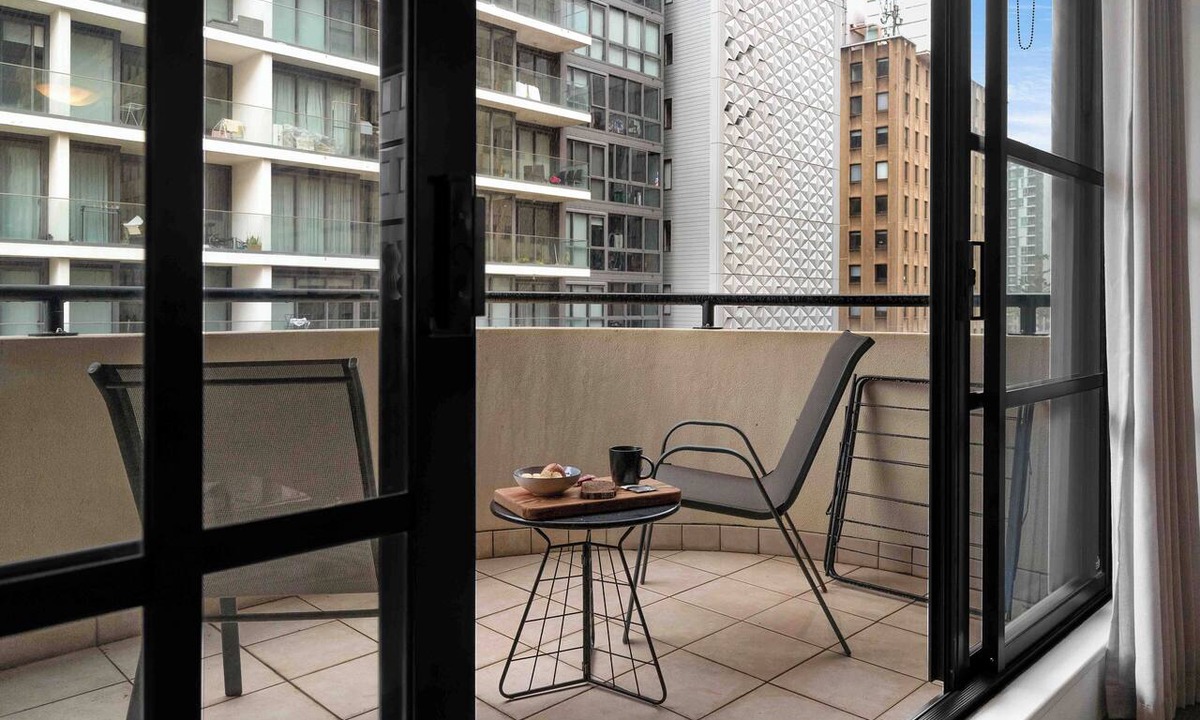 North Sydney Apartment | Central modern North Sydney 2 bed apartment with gym and pool