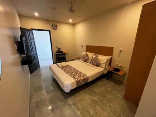 Begumpet Hotel | Cinco Hotels-Premium Rooms