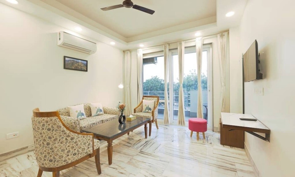 Sushant Lok Apartment | City Oasis w bathtub n balcony