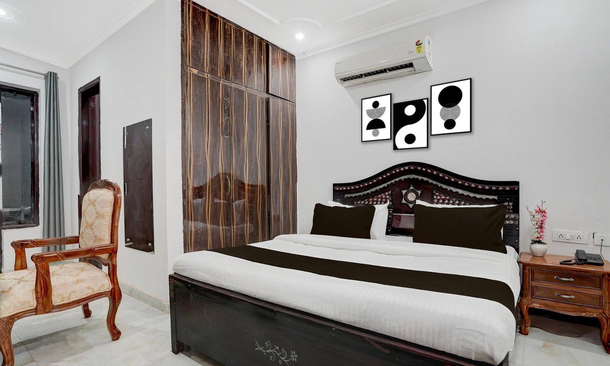 Gurugram House | Classic With Balcony Huda Market Sector 46