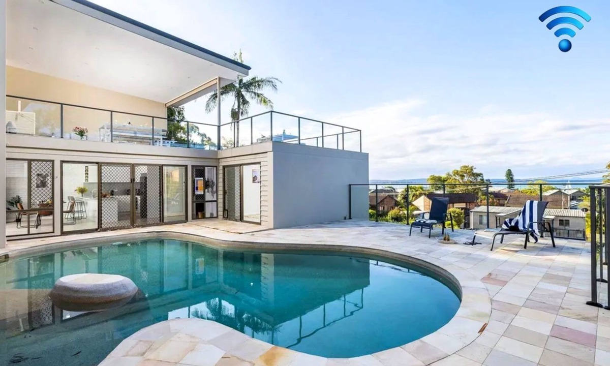 Corlette House | Coastal Breezes – water views, swimming pool, walk to beach