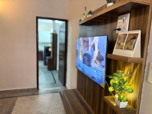 DLF City Apartment | Comfort Stay near CyberHub - 300 Mbps WiFi - 1BHK