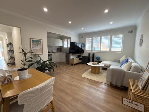 Coogee House | Coogee Sunrise shared Apt with Parking & Work Desk