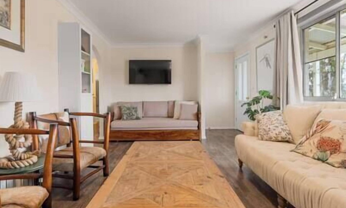 Oberon House | Cooinda, A 3 bedroom home near Mayfield Gardens