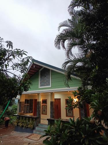 Mananthavady House | Cozy Fern Villa
