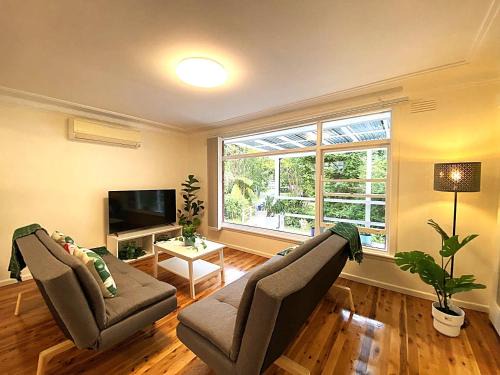 Pennant Hills House | Creekside House - 3 bedrooms & 2 bathrooms entire house