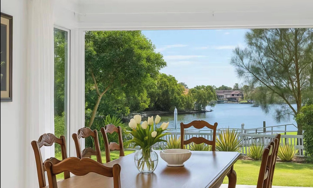 Biggera Waters House | Creekside Manor - Spacious | Nature & Serenity