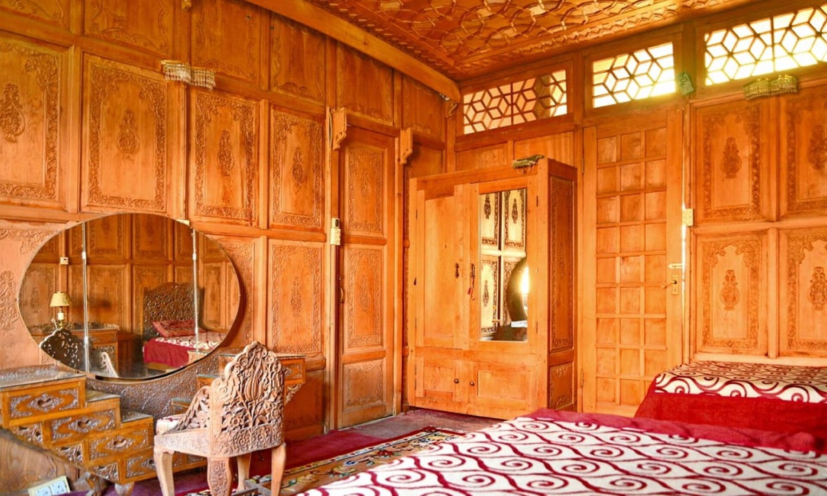 Nishat-Shalimar Hotel | De-Laila Houseboats