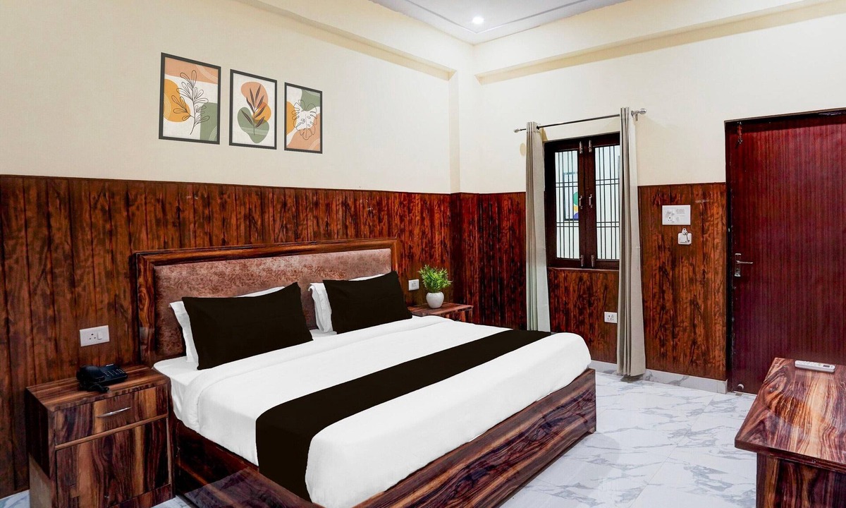 Indira Nagar House | Deluxe OYO Govind Vihar Matiyari Saffron