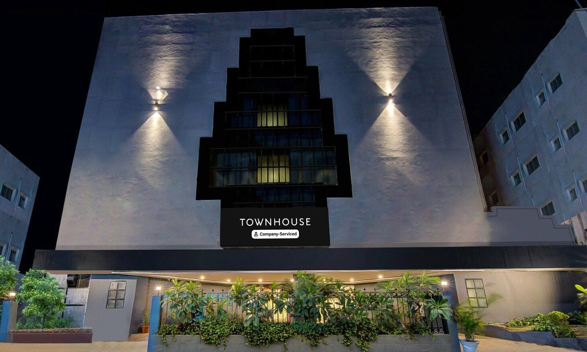 Lakdi Ka Pul House | Deluxe Super Townhouse Lakdikapul
