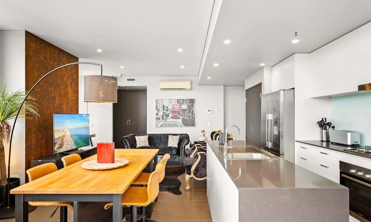 Canterbury Apartment | Elegant 1-Bed by Riverside Park & Amenities