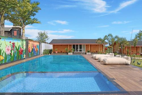 Gopalpur Apartment | ELIVAAS Signature Esh Hazel Hillside Retreat with Garden and Restaurant