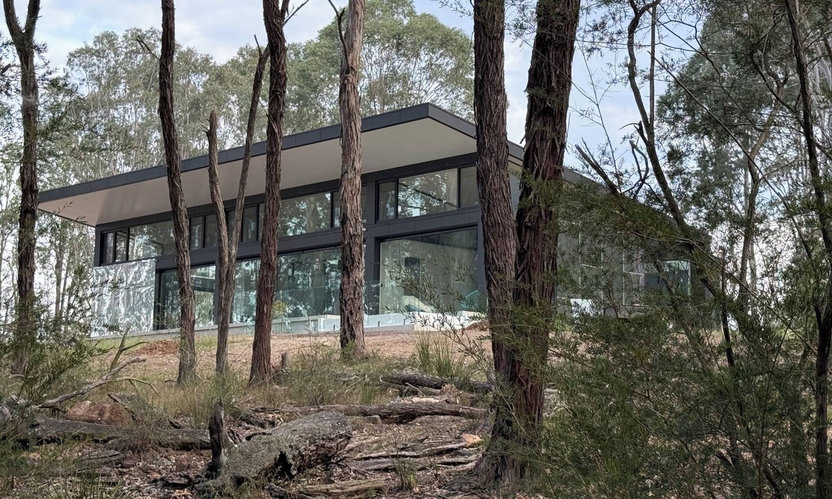 Theresa Park House | Enjoy peace and birdsong in Australian bush setting in architectural home.