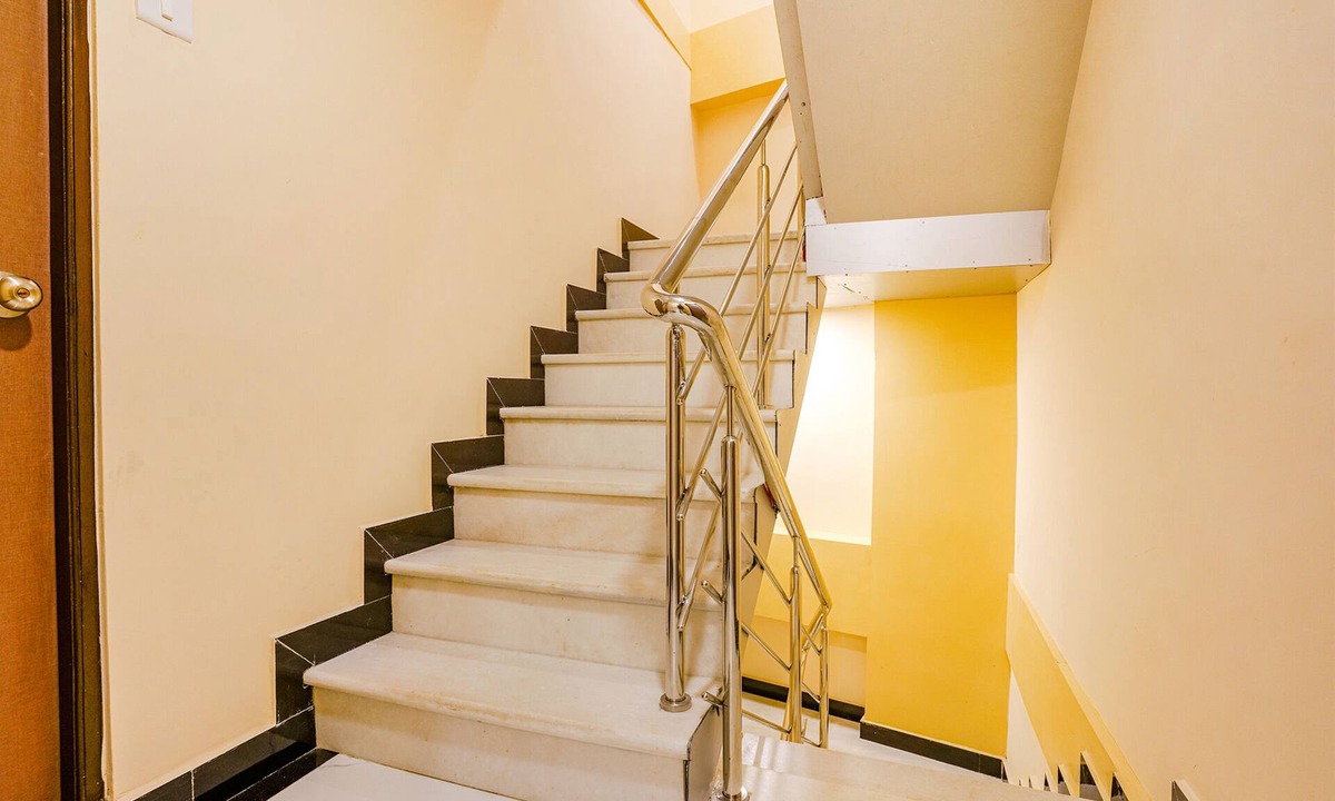 Kismat Nagar Hotel | Fabexpress Kurla Inn
