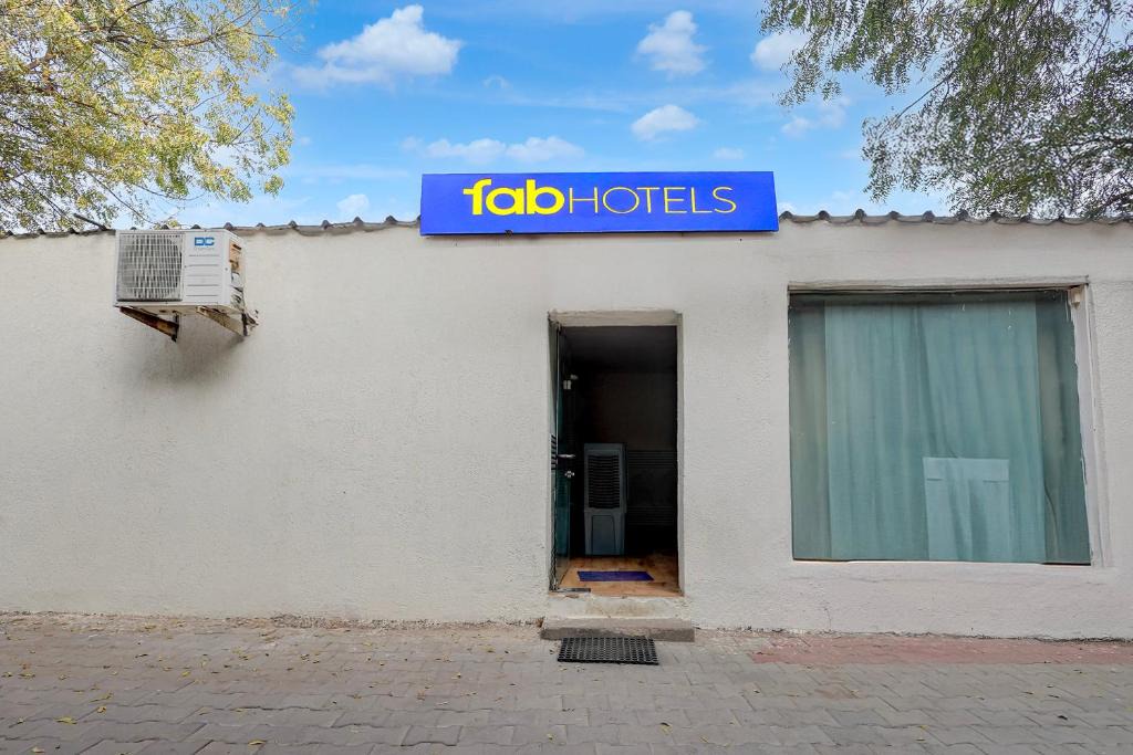 Ahmedabad Hotel | FabHotel Aavkar