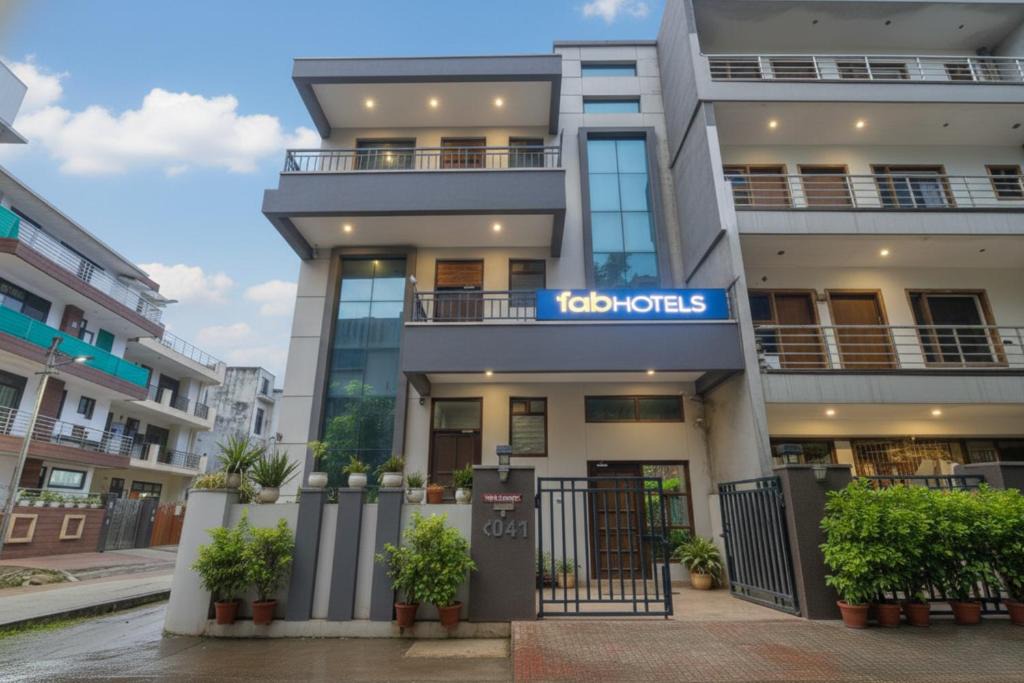 Gurugram House | FabHotel Golf Luxury- 10 Min From Sector 42-43 Rapid Metro Station