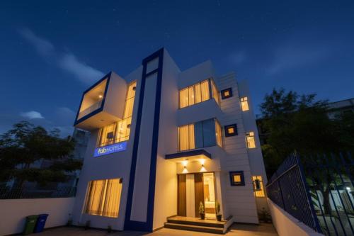 Sushant Lok Hotel | FabHotel Oyster Villa - Nr Paras Hospitals Sushant Lok 1