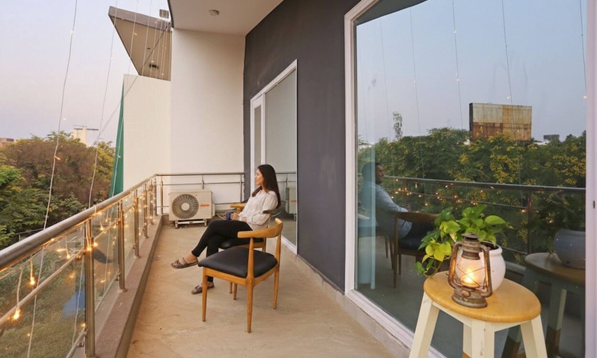 Sushant Lok Hotel | FabHotel The Runner - 200 Meters From Galleria Market